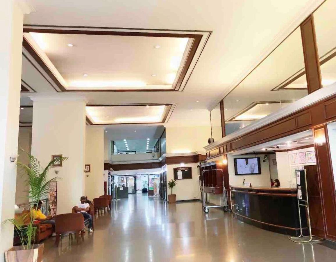 Omni Tower Cozy Apartment Near Nana Bts Bangkok Luaran gambar