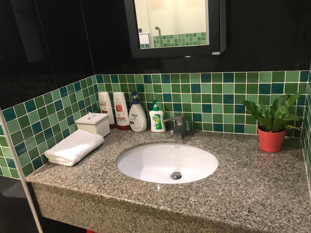 Omni Tower Cozy Apartment Near Nana Bts Bangkok Luaran gambar